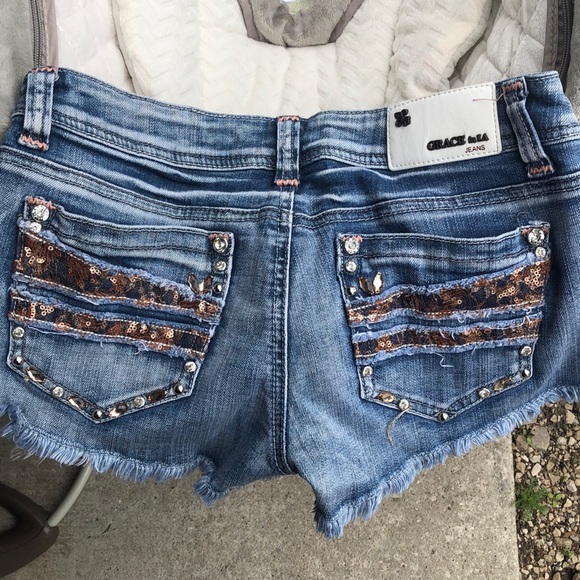 Grace in LA shorts - Picture 2 of 3